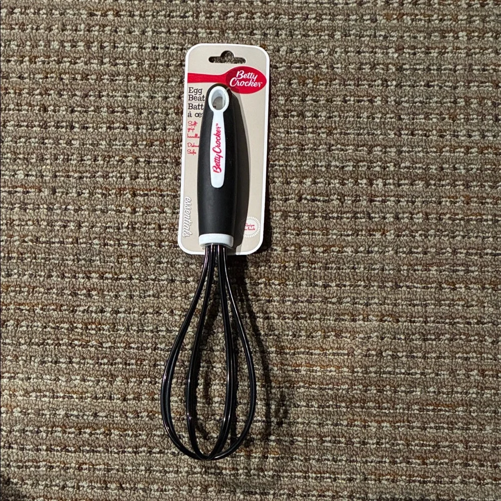 Betty Crocker Black and White Whisk NWT Egg beater baking cooking